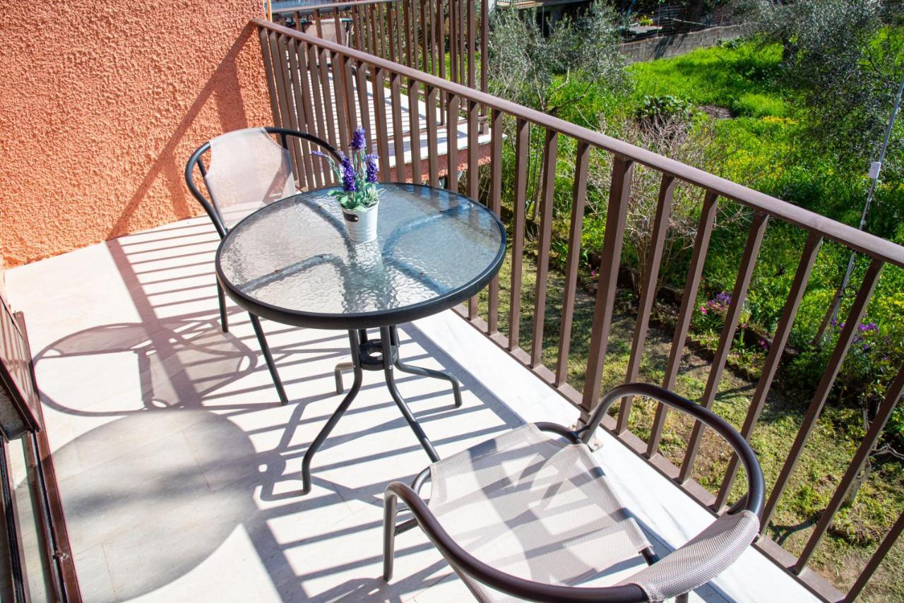 Costas Apartments Mesongi Bagian luar foto